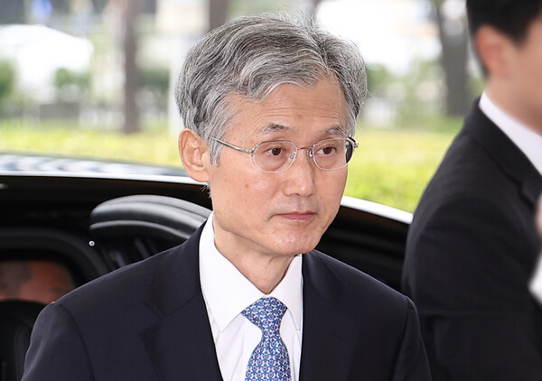 조희대 대법원장이 대선개입 의혹 청문회가 열리는 30일 서울 서초구 대법원으로 출근하고 있다. 조 대법원장은 이날 열리는 국회 법제사법위원회 대선개입 의혹 청문회에 지난 26일 불출석 사유서를 제출했다.2025.9.30. 연합뉴스