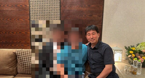 19일 더불어민주당 노종면 선대위 대변인이 공개한 지귀연 서울중앙지법 부장판사와 지인들이 룸살롱 안에서 찍은 사진. 2025.5.19. 민주당 제공