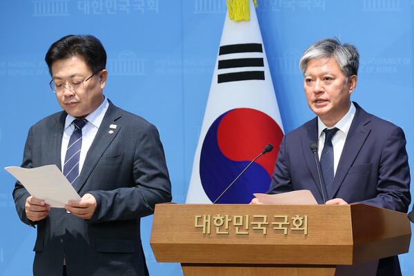 30일 서울 여의도 국회 소통관에서 열린 지귀연 부장판사의 룸살롱 접대 의혹 사건 관련 기자회견에서 더불어민주당 정의찬 원내대표실 정무실장(오른쪽)이 지귀연 판사 교체와 공수처 수사를 촉구하고 있다. 2025.9.30. 연합뉴스