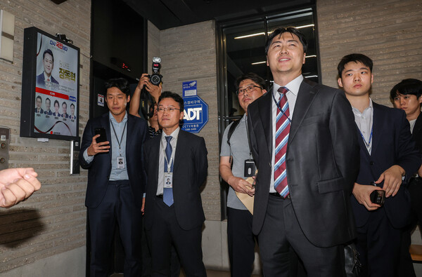 김건희 여사의 의혹들을 수사하는 민중기 특별검사팀이 18일 서울 여의도 국민의힘 중앙당사에 대한 '통일교 집단 입당' 의혹과 관련한 압수수색에 나섰다. 당사에 도착한 특검팀이 당사에 진입하기 위해 대기하고 있다. 2025.9.18. 연합뉴스