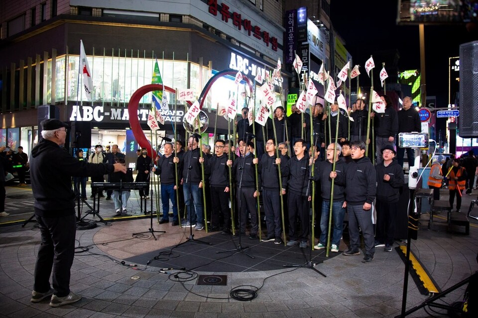 2024년 12월 14일 국회 탄핵촉구 부산시민대회에서 공연하는 박종철 합창단. 박철 시민기자