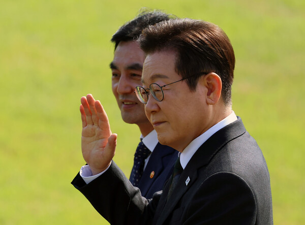 이재명 대통령이 1일 충남 계룡대 대연병장에서 열린 건군 77주년 국군의 날 기념행사에서 차량에 탑승해 참석자들을 향해 손을 흔들고 있다. 2025.10.1 연합뉴스