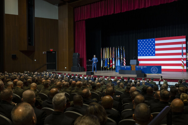 미국 버지니아주 콴티코 해병대 기지에서 30일 피트 헤그세스 미국 전쟁부 장관이 미군 장성들에게 연설하고 있다. 2025. 09. 30 [UPI=연합뉴스]