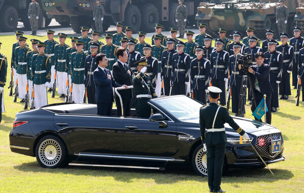 이재명 대통령이 1일 충남 계룡대 대연병장에서 열린 건군 77주년 국군의 날 기념행사에서 차량에 탑승해 사열하고 있다. 2025.10.1 연합뉴스