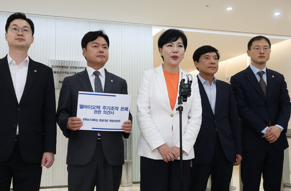 더불어민주당 3대 특검 대응특위 전현희 위원장 등이 1일 종로구 광화문KT 빌딩에 마련된 김건희 특검 사무실을 방문하고 있다. 특위는 이날 특검에 웰바이오텍 은폐 의혹 관련 의견서를 전달하고, 파견 검사들의 집단행동에 대해 항의했다. 2025.10.1. 연합뉴스