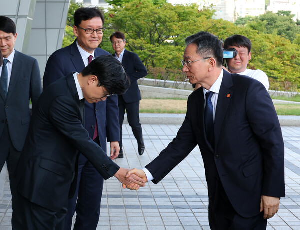 정성호 법무부 장관이 1일 오후 부산 연제구 부산 검찰청사를 찾아 김창진 부산지검장과 인사하고 있다. 2025.10.1. 연합뉴스