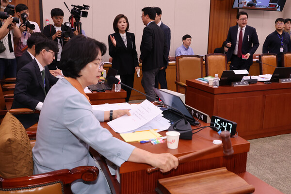 30일 국회 법제사법위원회 전체회의에서 더불어민주당 추미애 위원장이 대법원에 대한 현장검증 실시계획서 채택의 건을 의결하며 의사봉을 두드리고 있다. 이에 반대하는 국민의힘 나경원 의원 등 위원들이 항의하며 회의장을 나가고 있다. 2025.9.30. 연합뉴스