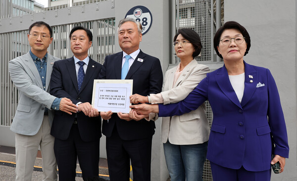 더불어민주당 초선 의원들이 22일 서울 종로구 주한미국대사관 앞에서 조지아주 한인 구금 사태 해결과 한미 관세 협상 관련 입장을 담은 서한문에 손을 얹고 있다. 왼쪽부터 김상욱, 김준혁, 이재강, 임미애, 권향엽 의원. 2025.9.22 연합뉴스