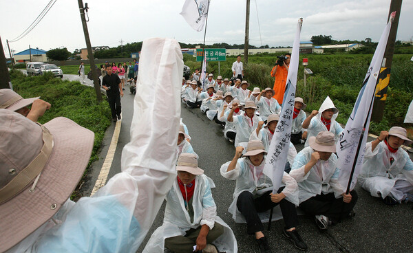 8일 오전 민주노총 중앙통일선봉대원과 평택지역 시민사회단체 회원들이 경기도 평택시 팽성읍 미군기지 캠프 험프리(K-6) 입구 길목에서 미군기지 성토공사 규탄집회를 개최하고 있다. 2007.8.8 연합뉴스
