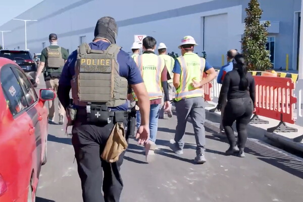 2025년 9월 4일 조지아 주 엘라벨에 위치한 현대-LG 자동차 조립공장에서 미 이민세관단속국(ICE)에 의해 체포돼 끌려가는 한국인 노동자들. 이날 475명의 노동자가 체포됐는데 대부분이 한국인이었다. 사진은 7일 배포된 ICE 비디오의 한 장면이다. 연합뉴스