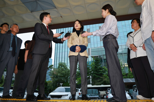국가공무원법 및 공직선거법 위반 등의 혐의로 체포된 이진숙 전 방송통신위원장이 2일 서울 영등포경찰서로 압송되며 취재진에 발언하고 있다. 2025.10.2