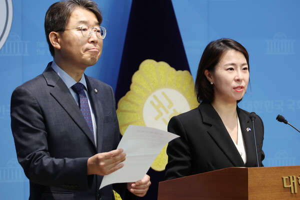 더불어민주당 김한나 서울시당 윤리심판위원이 2일 서울 여의도 국회 소통관에서 '종교단체 경선 동원' 의혹에 대한 진상조사 결과를 발표하고 있다. 2025.10.2. 연합뉴스