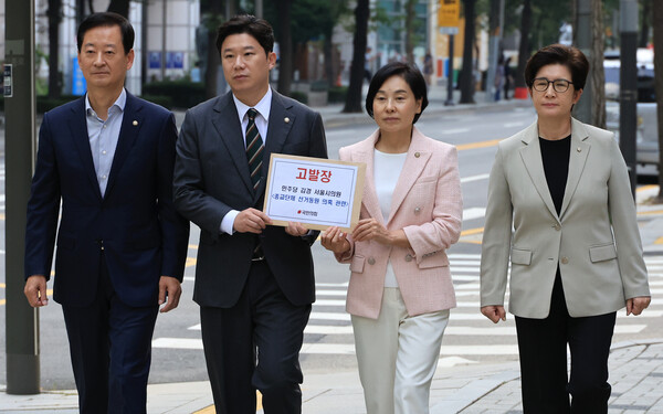 국민의힘 최은석(왼쪽부터), 진종오, 서명옥, 강선영 의원이 1일 종교단체 선거동원 의혹 관련 민주당 김경 서울시의원을 고발하기 위해 고발장을 들고 서울지방경찰청 민원실로 향하고 있다. 2025.10.1. 연합뉴스