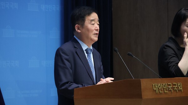 더불어민주당 강득구 의원이 25일 국회 소통관에서 기자회견을 열어 국민의힘 주진우 의원의 병역 면제와 관련한 의혹을 제기하고 있다. 강 의원 페이스북