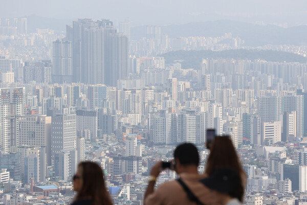 서울시가 '신속통합기획(신통기획) 2.0' 추진 계획을 발표했다. 발표에 따르면 절차 간소화, 협의·검증 신속화, 이주 촉진 3대 전략으로 정비사업 속도를 끌어 올린다. 구역지정부터 입주까지 기간을 기존 18.5년에서 12년으로 최대 6.5년 단축하고, 2031년까지 한강벨트 19만8천호를 포함해 주택 총 31만호를 착공한다는 목표다. 사진은 29일 남산에서 내려다 본 서울 주택. 2025.9.29. 연합뉴스
