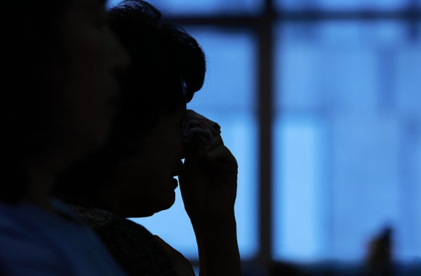 2023년 9월 13일 서울 중구 포스트타워에서 열린 군사망사고진상규명위원회 활동 종료에 따른 '5년 조사활동 성과 보고회'에 참석한 한 유족이 위원회 종료와 관련해 위원회 관계자의 마무리 발언을 들으며 눈물을 닦고 있다. 2023.9.13. 연합뉴스