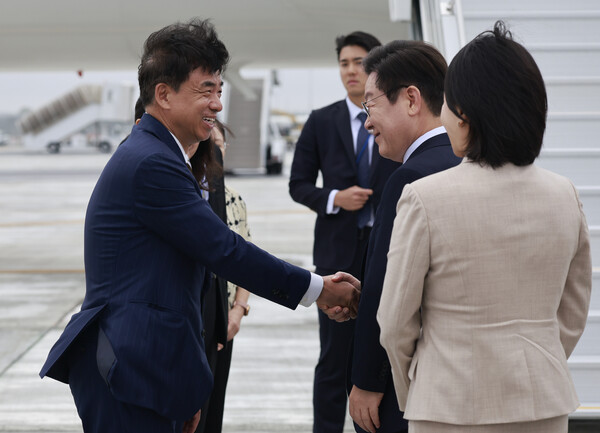 미국 방문 일정을 마친 이재명 대통령과 김혜경 여사가 25일(현지시간) 뉴욕 JFK공항 공군 1호기 탑승 전 차지훈 주유엔대사와 인사를 나누고 있다. 2025.9.26. 연합뉴스