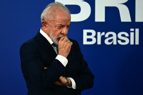 브라질 리우데자네이루에서 7일 진행된 브릭스 정상회의 관련 기사회견 도중, 루이스 이나시우 룰라 다시우바 브라질 대통령이 마우루 비에이라 외교장관의 말을 듣고 있다. 2025. 07. 07 [AFP=연합뉴스]