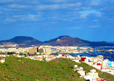 라스팔마스 항구 전경. 15세기부터 유럽에서 아메리카와 인도로 가는 중간 기착지였고, 1960년대 이후 한국 원양어업의 전진기지였다.