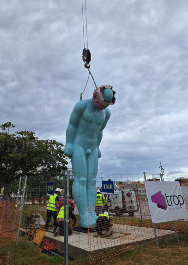 10월 2일 라스팔마스항 산타카탈리아 부두에서 인부들이 크레인을 이용해 그리팅맨 설치 작업을 하고 있다. (유영호 작가 제공)