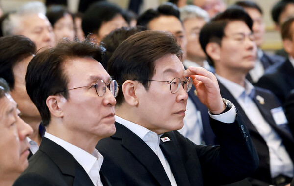 이재명 대통령이 13일 청와대 영빈관에서 열린 국정기획위원회 국민보고대회에서 국정 과제 발표를 듣고 있다. 2025.8.13. 연합뉴스