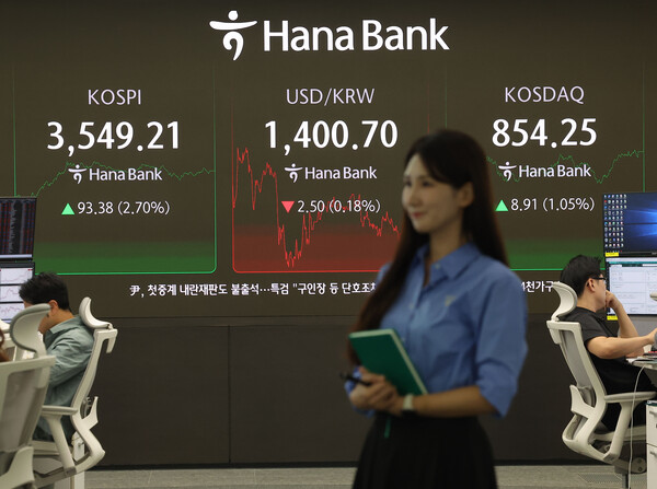 코스피가 사상 처음 3,500선을 돌파하며 종가 기준 역대 최고치인 3.549.21로 마감한 2일 오후 서울 중구 하나은행 딜링룸에서 딜러들이 업무를 보고 있다. 2025.10.2. 연합뉴스