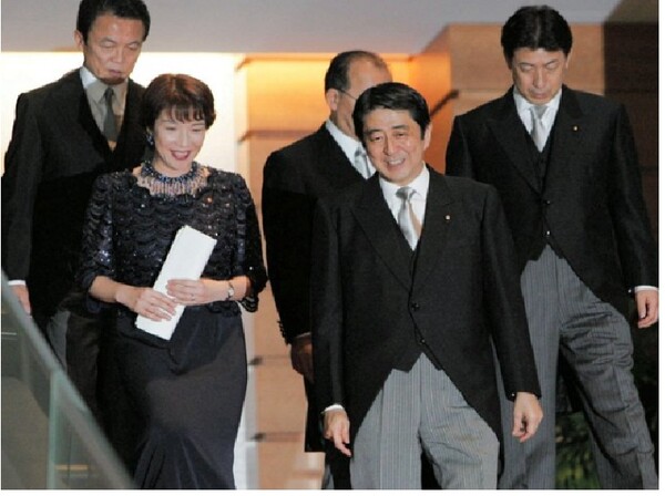 2006년 아베 신조 1기 정권 때의 아베 신조 총리와 다카이치 사나에 내각부특명담당대사. 당시 다카이치는 각료(대신=장관)로서 유일하게 야스쿠니 신사에 참배했다.  아사히신문 10월 5일