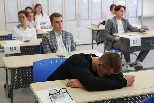 타르타르스탄 카잔에 소재한 한 중등학교에서 재학생들이 연합고사( Unified State Exam)를 치르기 위해 기다리고 있다. 2023.05.29 타스 연합뉴스