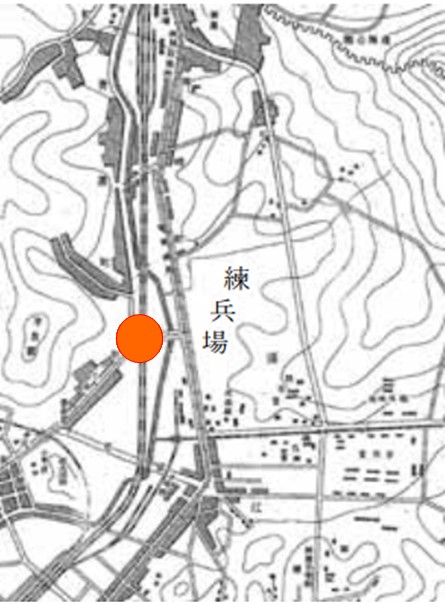 용산연병장 위치가 표시된 「경성급용산」 지도자료.  『조선철도여행안내』(1915). 붉은색은 현재 남영역 위치 Ⓒ 이순우