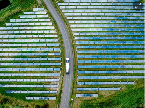 태양광 발전.  올해 처음으로 재생에너지 발전량이 화석연료 발전량을 추울한다고 '엠버'가 밝혔다. 가디언 10월 7일