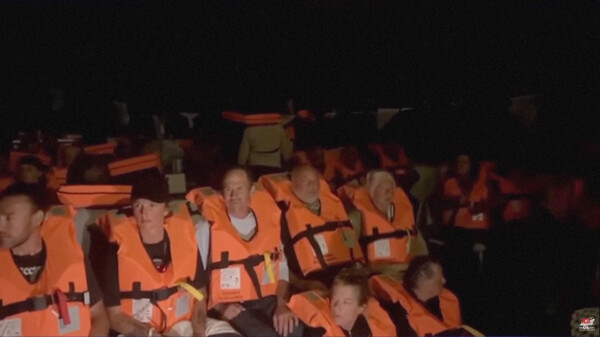 8일(현지시간) 이스라엘군에 나포된 구호선단 활동가들. 2025.10.9. [로이터=연합뉴스]