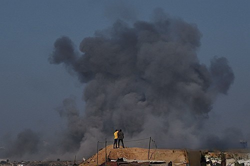 공습으로 연기 피어오르는 가자지구. [AP=연합뉴스]
