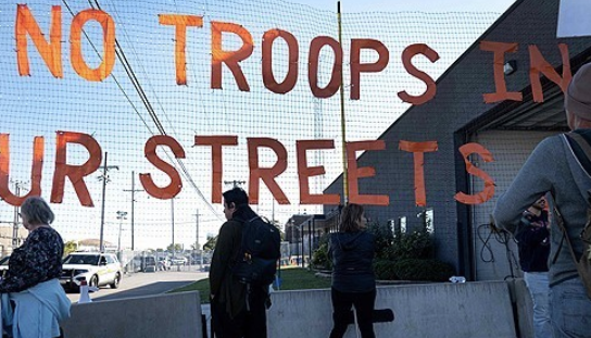 2025년 10월 9일 미국 일리노이주 시카고 근교 브로드뷰에 있는 불법이민자 구금시설 근처에서 군대 투입을 반대하는 시민들의 시위가 열리고 있다. (Photo by SCOTT OLSON / GETTY IMAGES NORTH AMERICA / Getty Images via AFP) 2025.10.10. 연합뉴스