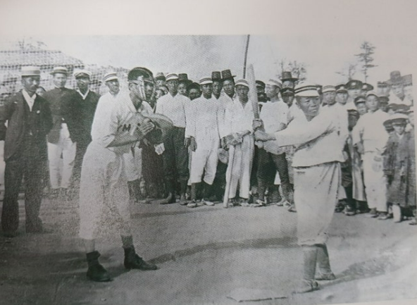 1906년 3월 15일 훈련원 터에서 열린 황성기독교청년회와 관립한성고(경기고 전신)의 야구 경기 장면. 선수들이 무명 고의적삼을 입고 짚신을 신었다. (서울역사박물관)