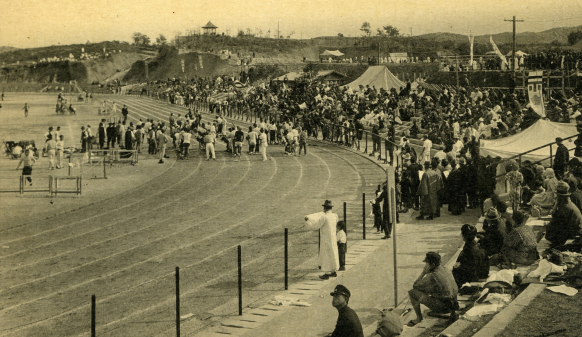 경성운동장에서 육상경기가 펼쳐지고 있다. 관중석 공사 중인 것으로 보아 촬영 시기는 1925년 10월 개장 전후로 추정된다. (서울역사박물관)