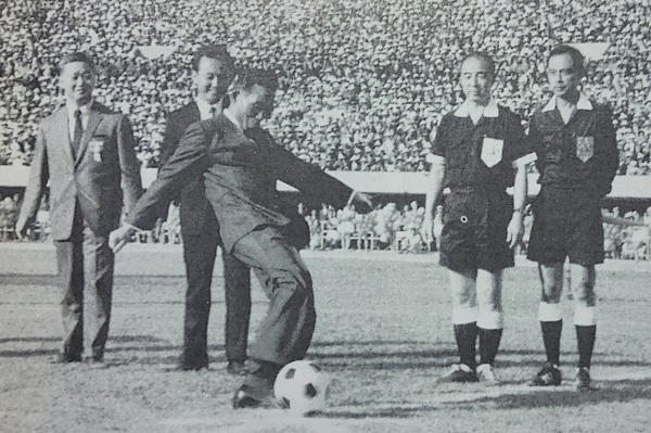 1971년 5월 2일 제1회 박대통령배 아시아축구대회가 막을 올렸다. 한국과 태국 국가대표팀의 개막전에 앞서 박정희 대통령이 시축하고 있다. 바로 뒤에는 장덕진 축구협회장이다. (대한축구협회)