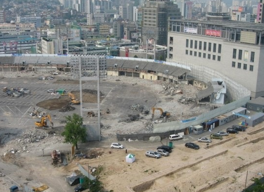 풍물시장으로 쓰이던 동대문운동장 축구장 겸 육상경기장이 2008년 5월 철거되고 있다. (서울시)