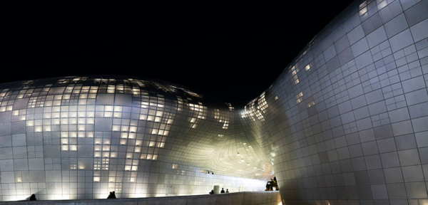 자하 하디드가 설계한 DDP. 지하 3층, 지상 4층, 최고 높이 29m, 연면적 8만6574㎡에 아트홀, 뮤지엄, 디자인랩, DDP마켓 등이 들어서 있다. (서울디자인재단)