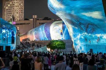 지난 8월 28일부터 9월 7일까지 열린 ‘서울라이트 DDP 2025 가을’에서 관람객들이 작품을 감상하고 있다. 8월 25일 세계 최장의 미디어 파사드 신기록으로 기네스북에 등재됐다. (서울디자인재단)