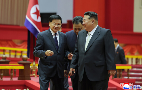 북한 노동당 창건 80주년 경축 행사 참석차 평양을 찾은 통룬 시술릿 라오스 국가주석 환영의식이 지난 7일 진행됐다고 조선중앙통신이 8일 보도했다. 행사장으로 김정은 북한 국무위원장이 나와 라오스 국가주석을 상봉하고 양국 국기를 배경으로 기념사진을 촬영했다. 2025.10.8 연합뉴스