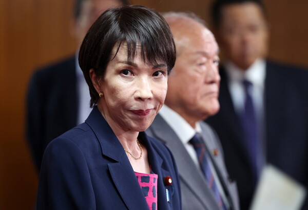 일본 집권 자민당의 신임 총재 다카이치 사나에가 10일 도쿄 자민당 본부에서 공명당 대표 사이토 데쓰오와 회동한 뒤 기자회견을 하고 있다. 공명당은 26년간의 협력 관계를 끝내고 자민당과의 연정에서 탈퇴하기로 결정했다.2025.10.10. EPA 연합뉴스