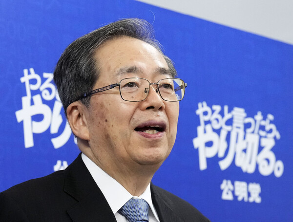 일본 공명당 사이토 데쓰오 대표가 10일 도쿄 국회에서 일본 집권 여당인 자민당의 신임 총재 다카이치 사나에와 회동한 뒤 기자들에게 얘기하고 있다. 이 자리에서 사이토 대표는 공명당이 자민당과의 연정에서 이탈하겠다는 뜻을 통보했다. 2025.10.10. 교도 AP 연합뉴스