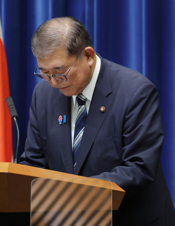이시바 시게루 일본 총리가 9월 7일 일본 도쿄 총리 관저에서 열린 기자회견에서 고개를 숙이고 있다. 이시바 총리는 사임의사를 밝혔다.2025.9.7 EPA 연합뉴스