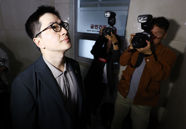 이원모 전 대통령실 인사비서관이 12일 피의자 신분으로 조사받기 위해 서울 서초구 순직해병 특별검사팀에 출석하고 있다. 2025.10.12. 연합뉴스