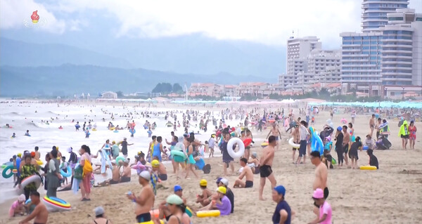 북한 조선중앙TV는 20일 원산갈마해안관광지구로 전국 각지의 수많은 근로자들과 청소년 학생들이 찾아와 "웃음과 낭만의 장관이 연일 펼쳐지고 있다"고 보도했다. [조선중앙TV화면] 2025.7.20 연합뉴스