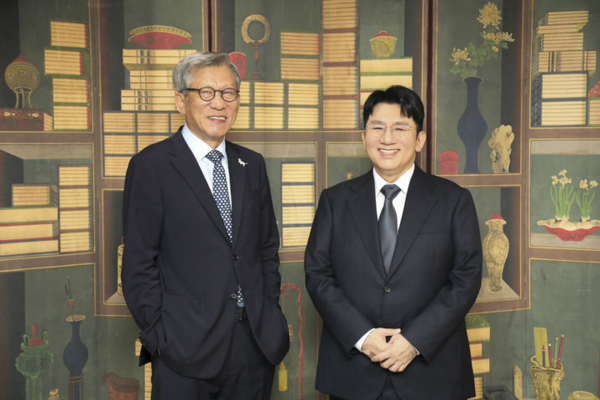 국립중앙박물관 유홍준 관장과 방시혁. 굿즈 제작 콜라보 발표 후 비판이 쏟아지자 이 사진은 사라졌다.