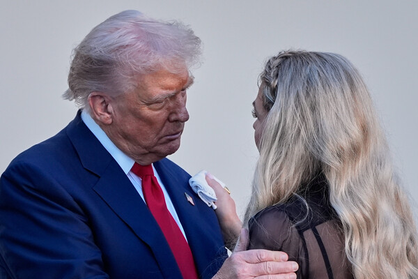 도널드 트럼프 미국 대통령이 14일 백악관 로즈가든에서  암살된 보수 활동가 찰리 커크에게 자유의 메달을 사후 수여했다.  오른쪽은 부인 에리카 커크.  2025. 10. 14  [AP=연합뉴스]