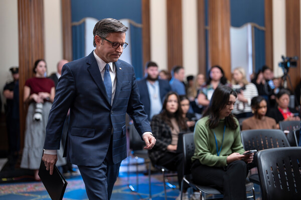 마이크 존슨 미국 하원의장이 9일 행정부 셧다운에 대한 입장을 밝히고자 의회 뉴스 브리핑장에 도착하고 있다. 2025. 10. 09 [AP=연합뉴스]