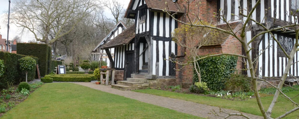 사업이 번창하자 1878년, 캐드버리는 버밍엄에서 남쪽으로 6킬로미터 떨어진 시골에 5만7천 제곱미터 땅을 샀다. 여기에 공장을 짓고 노동자들을 위한 모범 마을 '본빌'(Bournville)을 건설했다.(cadburyworld)