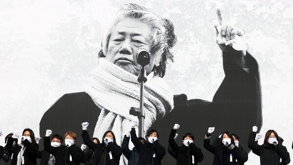 19일 서울 중구 서울광장에서 열린 고 백기완 통일문제연구소장의 영결식에서 민중가수들이 민중의 노래를 합창하고 있다. 2021.2.19. 연합뉴스